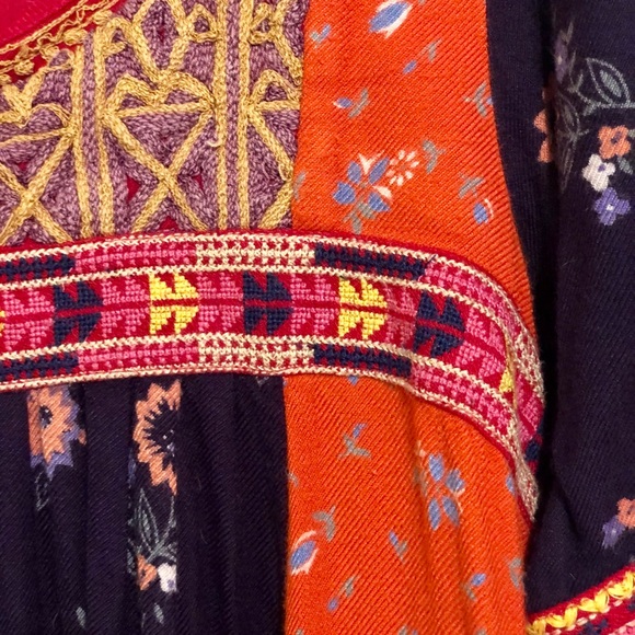 Floral Embroidered Tunic Shirt - Picture 4 of 7